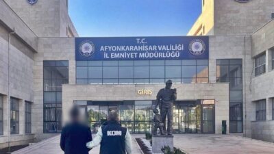 Afyonkarahisar’da nitelikli dolandırıcılık suçundan hapis cezasıyla aranan şahıs polis tarafından