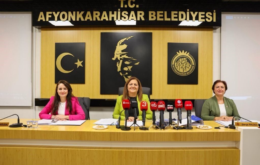 Afyonkarahisar Belediye Başkanı Burcu Köksal, kentin ana arterlerindeki caddeler, kaldırım