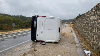 Bilecik’in Gölpazarı-Yenipazar yolunda Ömer Y. idaresindeki kamyonet, yağış nedeniyle kayarak