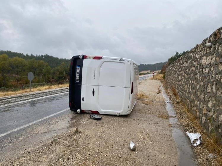 Bilecik’in Gölpazarı-Yenipazar yolunda Ömer Y. idaresindeki kamyonet, yağış nedeniyle kayarak
