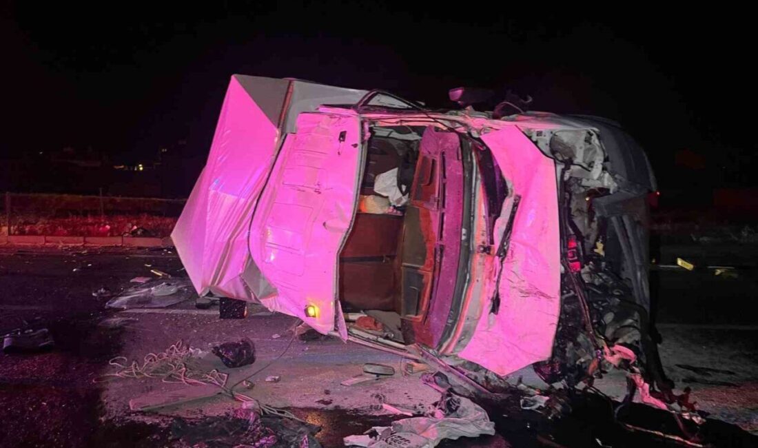 Afyonkarahisar’da kontrolden çıkan kamyonetin karşı şeride geçip bir başka kamyonete