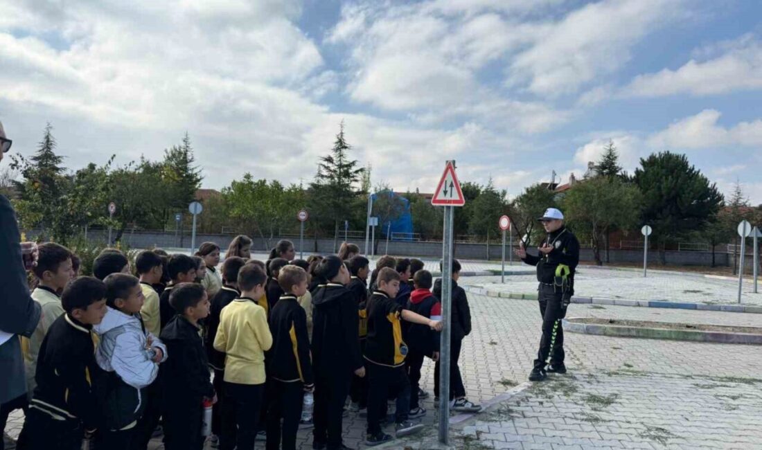 Afyonkarahisar’da polis ekiplerince Fatih Ortaokulu’nda 75 öğrenciye ’Trafik Güvenliği’ konulu