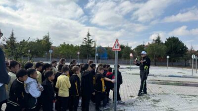 Afyonkarahisar’da polis ekiplerince Fatih Ortaokulu’nda 75 öğrenciye ’Trafik Güvenliği’ konulu