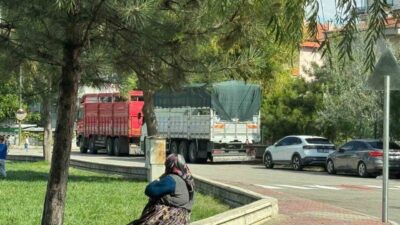 Afyonkarahisar’da mahalle aralarına giren tır ve kamyonlar alt ve üst