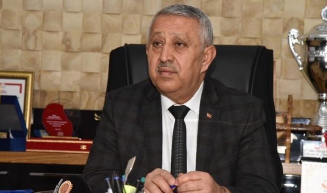 Afyonkarahisar eski Belediye Başkanı Mehmet Zeybek, mevcut belediye yönetiminin gündeme