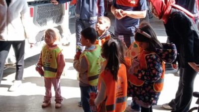 Afyonkarahisar’da faaliyet gösteren Özel Minik Eller Anaokulu öğrencileri ve öğretmenleri,