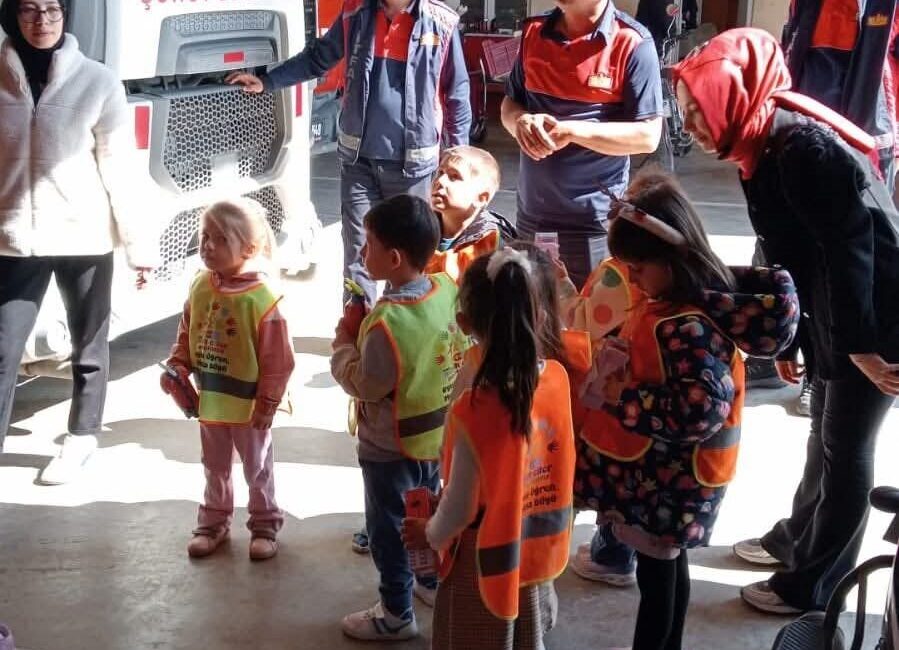 Afyonkarahisar’da faaliyet gösteren Özel Minik Eller Anaokulu öğrencileri ve öğretmenleri,