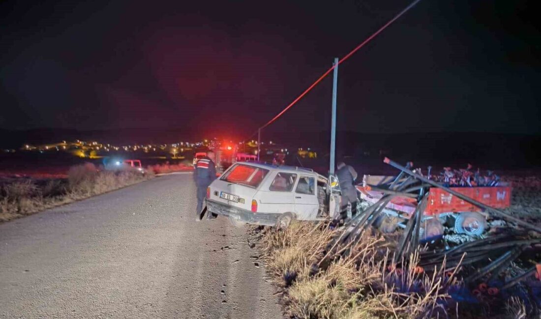 Afyonkarahisar’da otomobilin, plastik su borusu yüklü traktöre arkadan çarpması sonucu