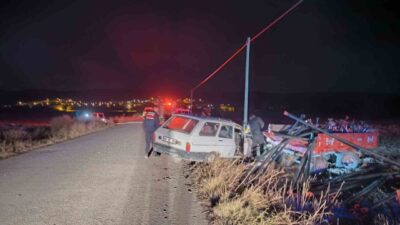Otomobil su borusu yüklü traktör römorkuna çarptı: 2 yaralı Giriş: