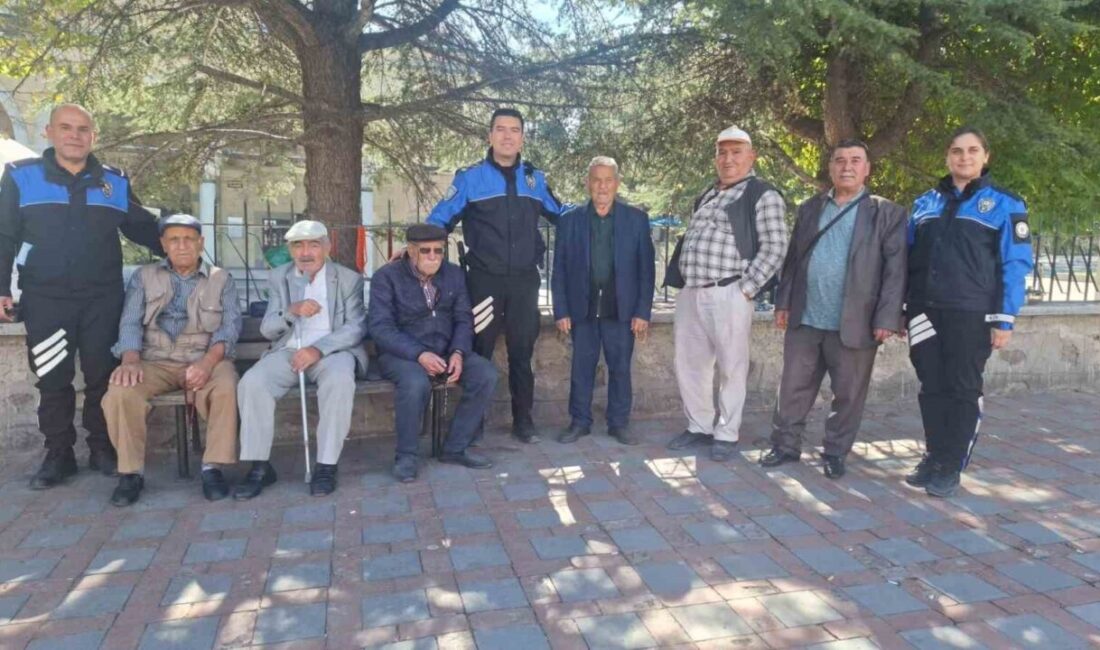 Afyonkarahisar’da polis ekipleri Dünya Yaşlılar Günü dolayısıyla huzurevlerinde kalan vatandaşları