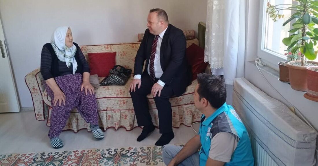 Afyonkarahisar’da 1 Ekim Dünya Yaşlılar Günü dolayısıyla Şuhut Kaymakamı İzzet