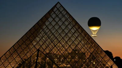 19 Ekim’de Louvre Müzesi’nin ünlü Apollon Galerisi’nden Fransa Kraliyet tacına
