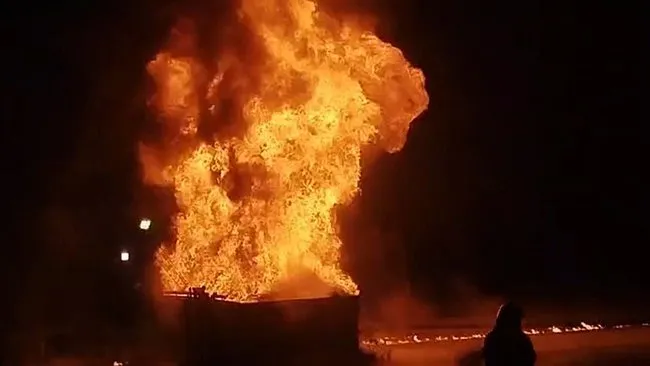 Diyarbakır’ın Bağlar ilçesinde dün akşam saatlerinde bir grup genç, metruk