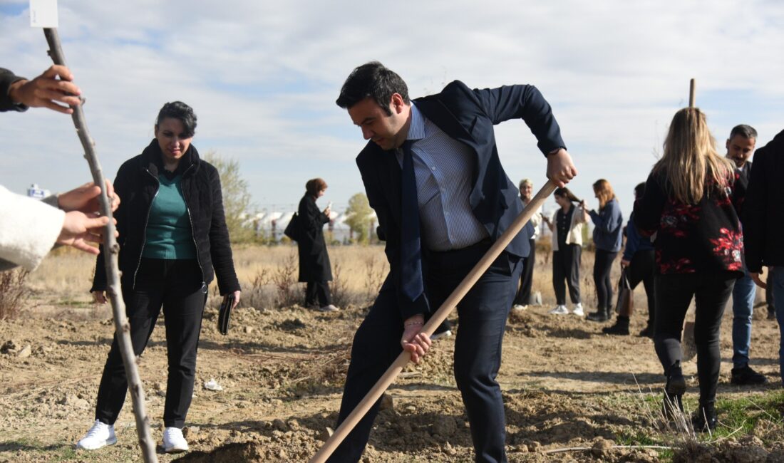 Eğitim Fakültesi önünde gerçekleştirilen etkinliğe AKÜ Rektörü Prof. Dr. Mehmet
