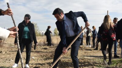 Eğitim Fakültesi önünde gerçekleştirilen etkinliğe AKÜ Rektörü Prof. Dr. Mehmet