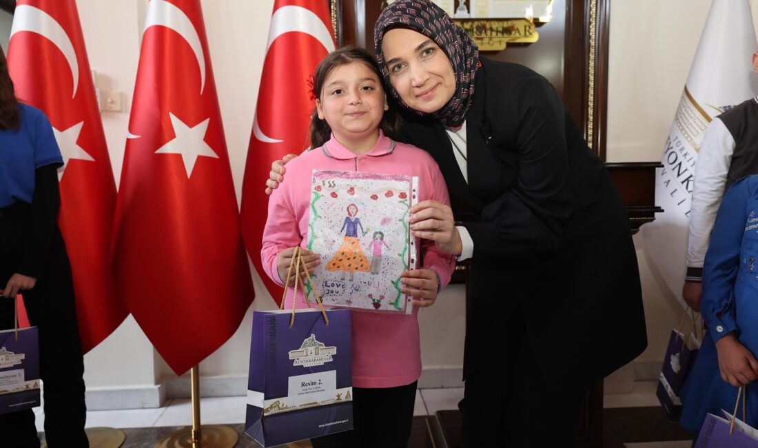 Vali Doç. Dr. Kübra Güran Yiğitbaşı, Valilik makamında gerçekleşen törende