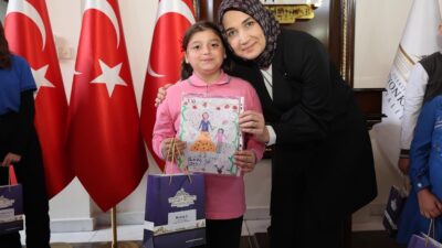 Vali Doç. Dr. Kübra Güran Yiğitbaşı, Valilik makamında gerçekleşen törende