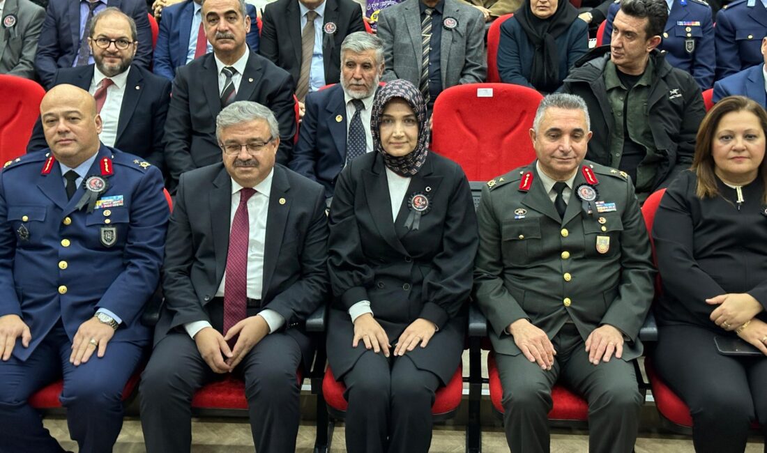 Anma programı, Kocatepe Parkı’ndaki Atatürk Anıtı’na çelenk sunma töreniyle başladı.