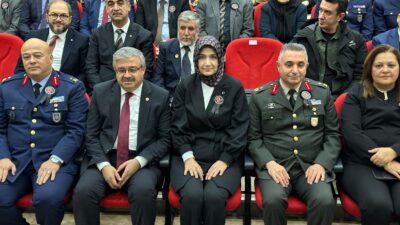 Anma programı, Kocatepe Parkı’ndaki Atatürk Anıtı’na çelenk sunma töreniyle başladı.