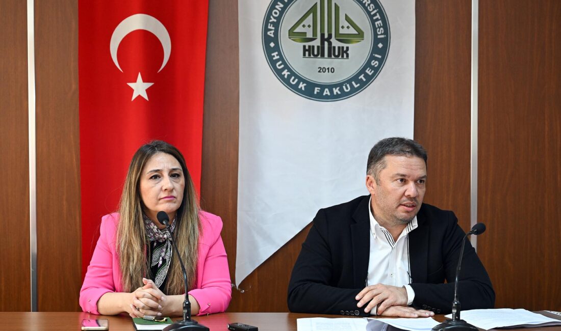 Hukuk Fakültesi Konferans Salonunda düzenlenen seminere; Hukuk Fakültesi Dekan Yardımcıları