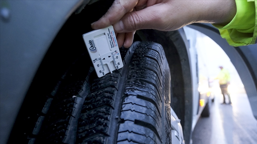 Kış lastiği 7 derecenin altındaki sıcaklıklarda yol tutuşunu artırmak amacıyla