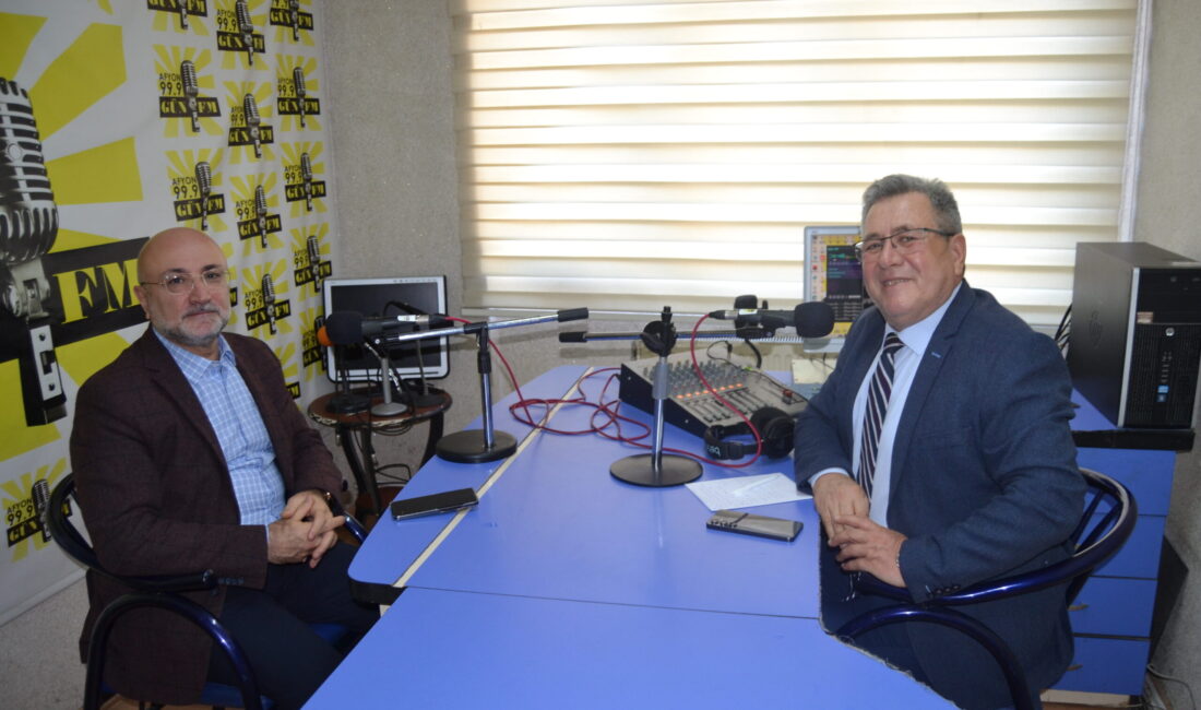 1992 yılında mesleğe başladığı günden bu yana siyasetin içinde olduğunu