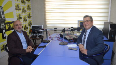 1992 yılında mesleğe başladığı günden bu yana siyasetin içinde olduğunu