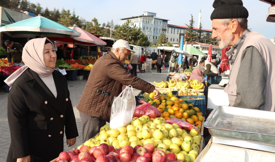 Pazar esnafını ziyaret eden Başkan Seyhan Kılınçarslan, alışverişe gelen vatandaşlarla