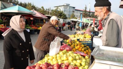 Pazar esnafını ziyaret eden Başkan Seyhan Kılınçarslan, alışverişe gelen vatandaşlarla