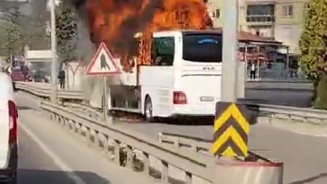 D-100 kara yolunun Kocaeli geçişinde cepte duran yolcu otobüsü bilinmeyen