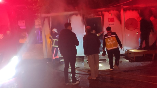 Adıyaman’daki Sarıkaya köyünde yalnız yaşayan Ayşe Yıldız’ın kaldığı konteynerde gece