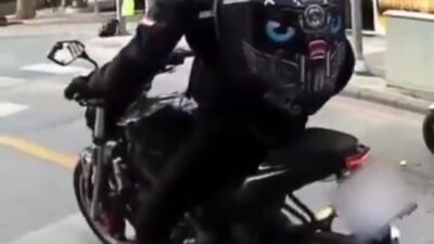 Denizli’de bir motosiklet sürücüsü, ceza yememek amacıyla özel bir aparat