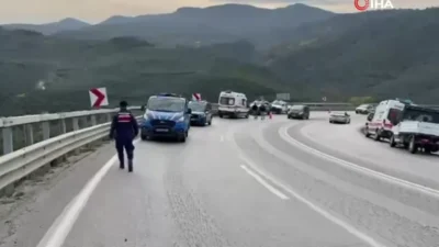 Olay, İznik-Yenişehir karayolunun 1. virajında meydana geldi. Malzeme yüklü tır,