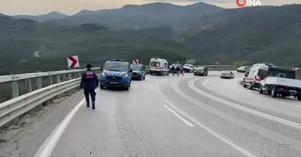 Olay, İznik-Yenişehir karayolunun 1. virajında meydana geldi. Malzeme yüklü tır,