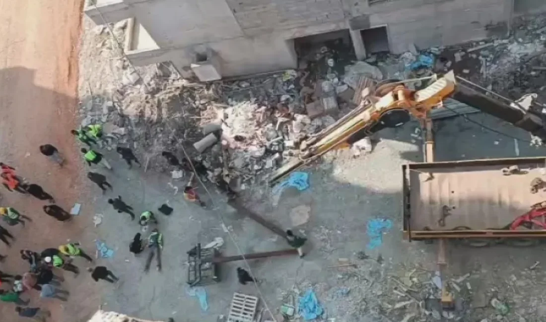 Antakya ilçesi Akevler Mahallesi’ndeki şantiyede 25 metrelik vinç, çalışma esnasında