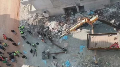 Antakya ilçesi Akevler Mahallesi’ndeki şantiyede 25 metrelik vinç, çalışma esnasında