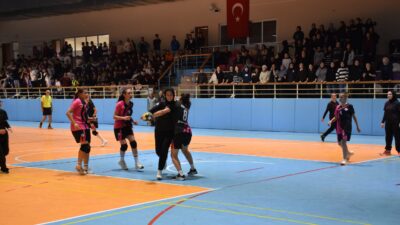 Çiğiltepe Spor Salonu’nda gerçekleştirilen karşılaşmalar, hentbolseverlerden büyük ilgi gördü. Tribünleri