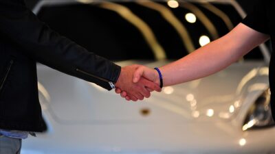 Bu kapsamda, sıfır araçları tüketicilere indirimli satmak için aracı “rent