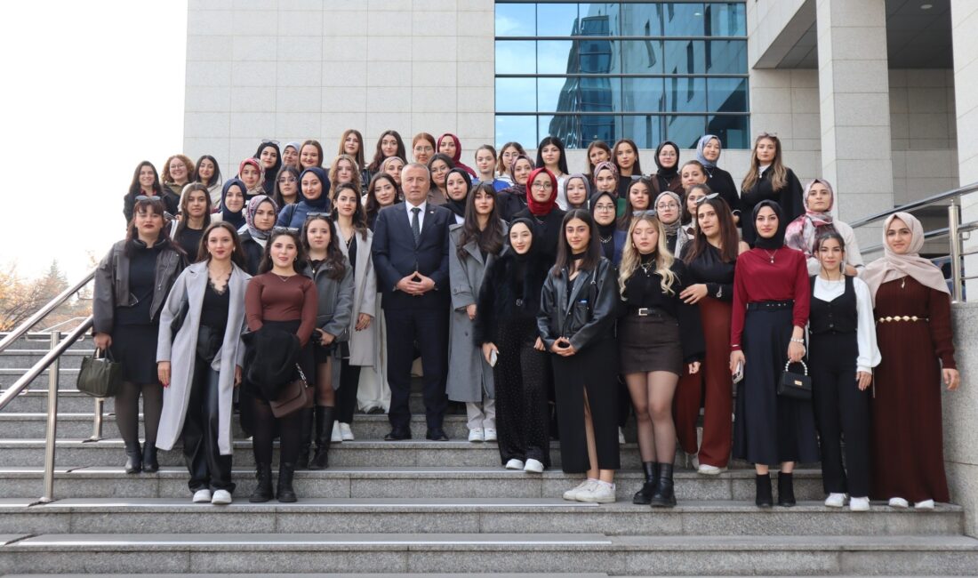 Öğrencilerin sorularını yanıtlayan Olgun, gençlerin heyecanı ve Türkiye’nin geleceğine dair