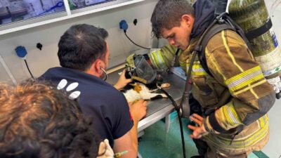 Konak İskelesi yakınında yağmur suyu ızgarasına düşerek kanal borusuna sıkışan