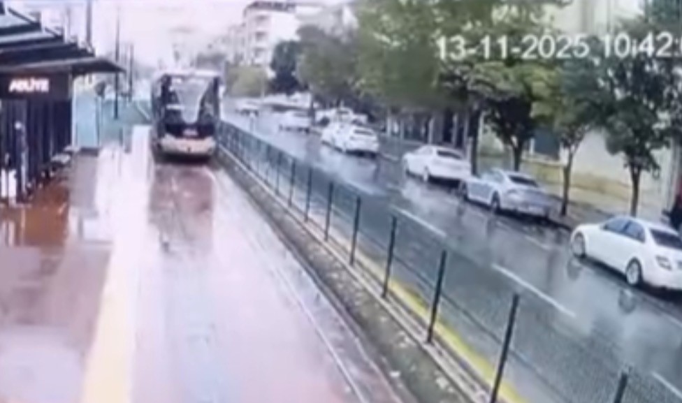 Şehitkamil ilçesi Pancarlı Mahallesi’nde, yüzlerce yolcunun bulunduğu tramvaya şiddetli yağış