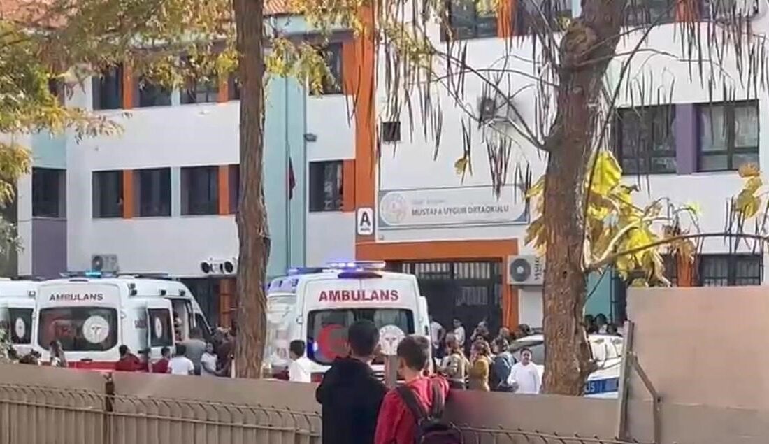 İzmir Bayraklı’da bir ortaokulda öğrencilerin yangın tüpüyle oynaması sonucu büyük