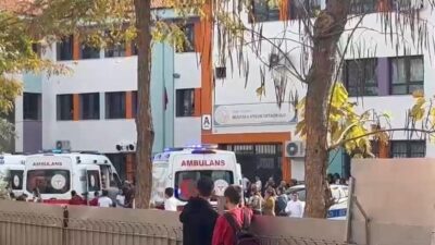 İzmir Bayraklı’da bir ortaokulda öğrencilerin yangın tüpüyle oynaması sonucu büyük