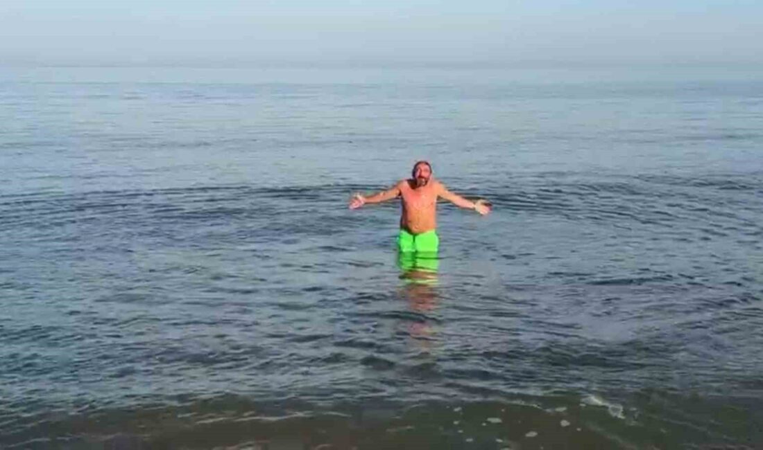 Deniz suyunun beklediğinden daha sıcak olduğunu belirten vatandaş, “Bu güzel