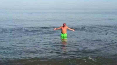 Deniz suyunun beklediğinden daha sıcak olduğunu belirten vatandaş, “Bu güzel