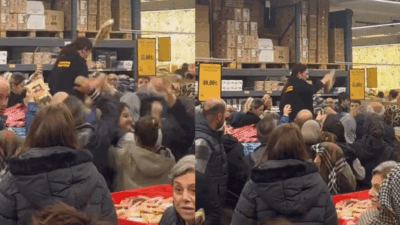 Bursa’nın Ataevler Mahallesi’nde yer alan bir market şubesinde düzenlenen indirim