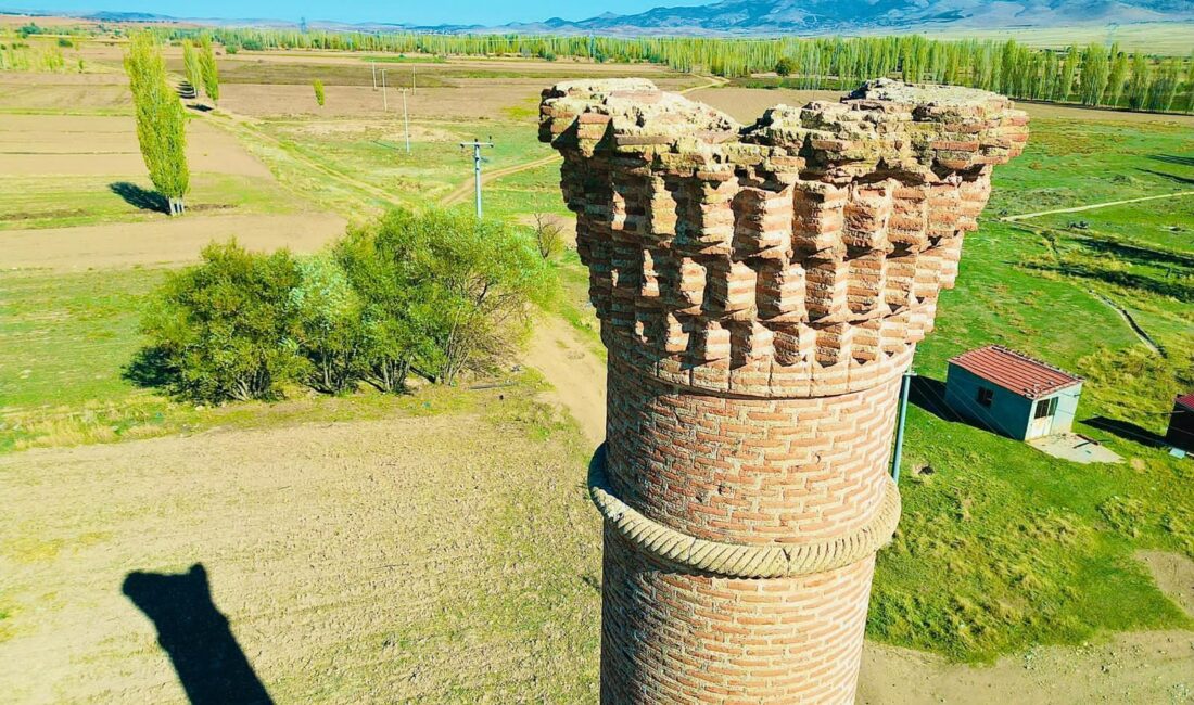 yüzyılda Selçuklular döneminde yapılan ‘Kırık Minare’ 1801 yılındaki büyük yangında