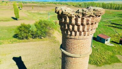 yüzyılda Selçuklular döneminde yapılan ‘Kırık Minare’ 1801 yılındaki büyük yangında