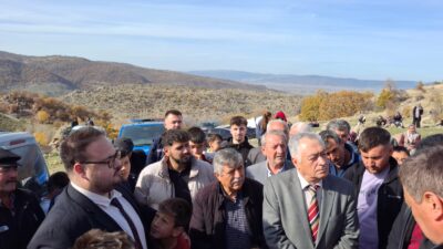 Sabahın erken saatlerinden itibaren maden sahasının girişinde toplanan vatandaşlar, hukuki