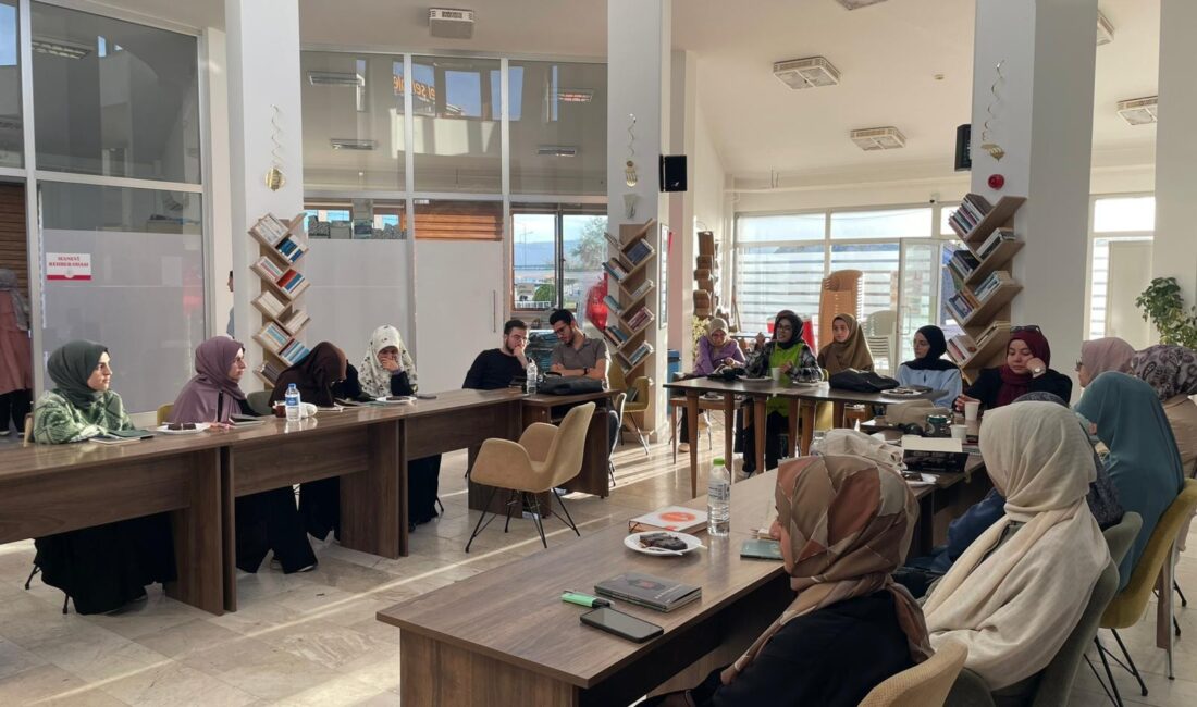 Dr. Akyüz, kitapların ortaya çıkış sürecine, metinlerde işlenen ana temalara